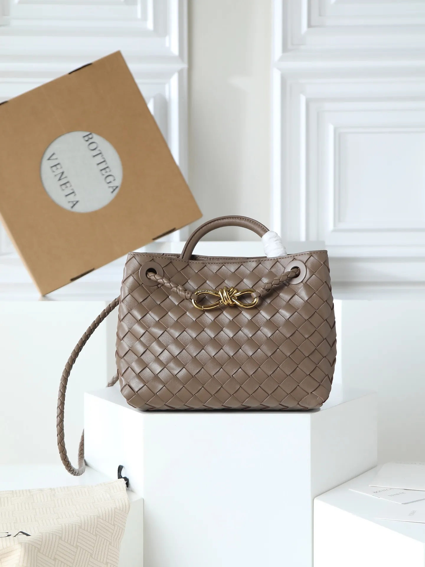 1300. Andiamo is shipping‼ ️Really popular🔥The new Andiamo woven handbag launched by Bottega Veneta this season is really popular all over the world! ! Celebrities at home and abroad have worn it, and Oscar-winning actress Michelle Yeoh has taken it out on the street. Song Jia, Trai Yala, Yu Feihong, Sanji Ayaka, Rosie Hunting-Whiteley, Yoshioka Riho, etc. have all worn this bag. It is classic and versatile and shows off your temperament, and the bag capacity is also large, which is very convenient for daily commuting! ! A variety of carrying methods, the shoulder straps can be adjusted by yourself, the original lambskin feels soft and delicate, and the unisex style breaks the gender boundaries and brings a more practical and long-lasting use experience. Andiamo, which has both elegant and casual styles, perfectly interprets the true appearance of "fashionable old money style". Style number: 766014 Size: 25*22*10.5cm